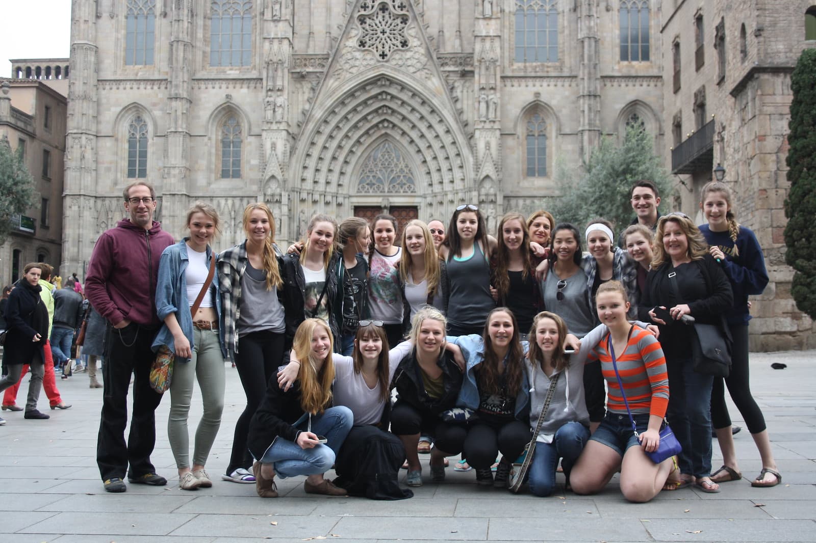 School group at Barcelona Cathedral on Odisea Tours trip
